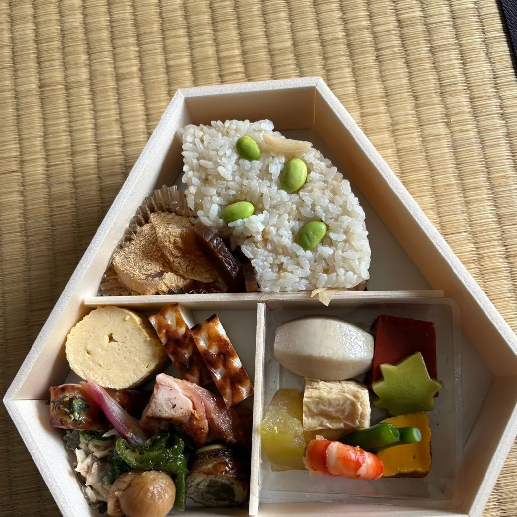仕切りのある折箱に、豆ごはんと煮物と和え物