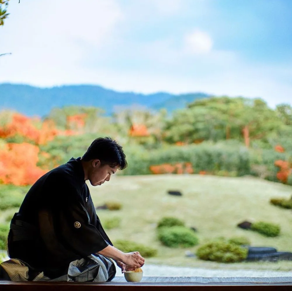 武井宗道 ── 庭を望みながら一服を点てる