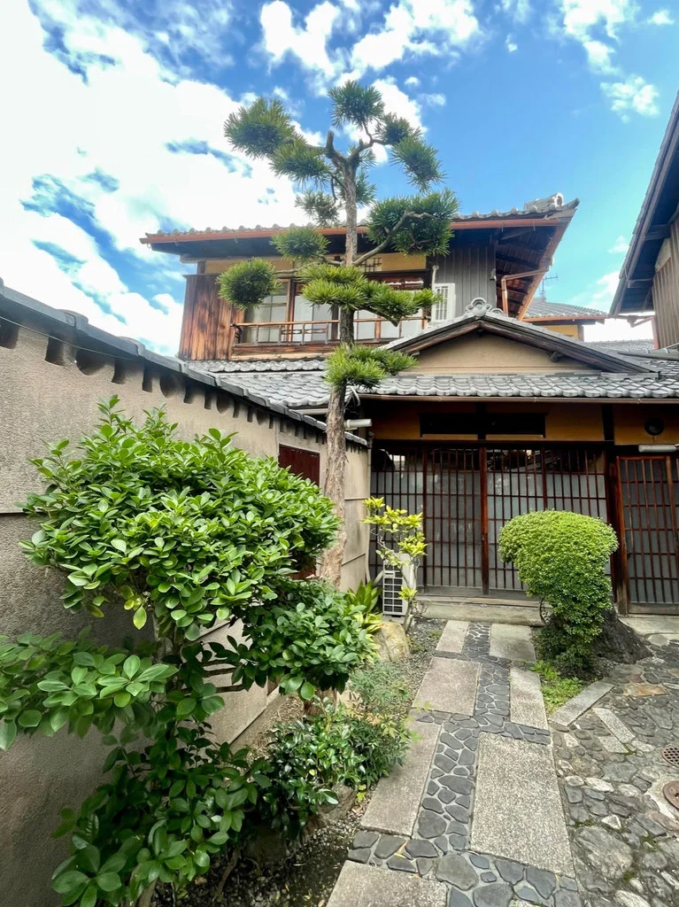 碧笑軒（京都・北大路）── 露地の飛び石が迎える京町家の外観